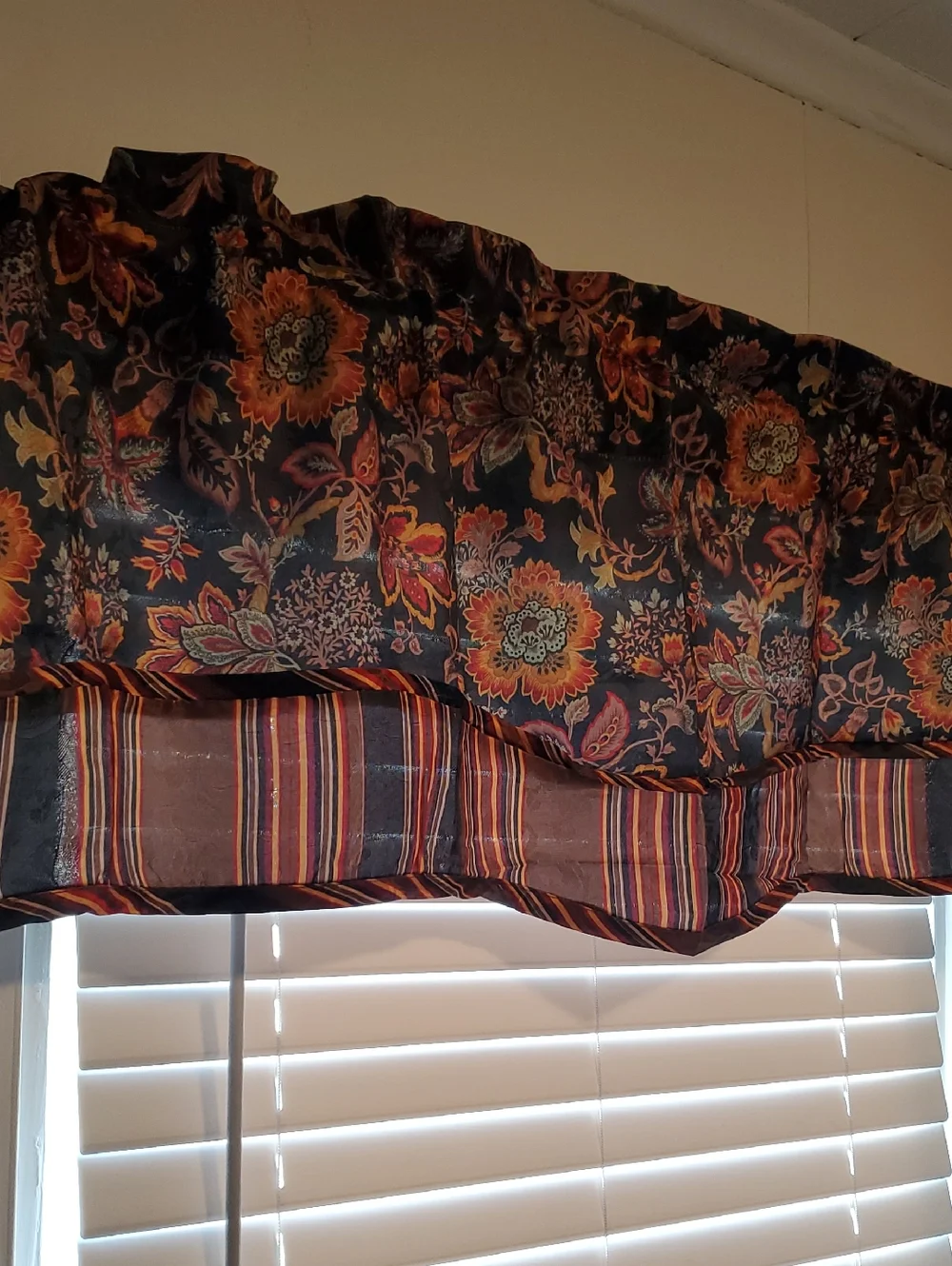 NEW Waverly Scalloped Window Valance Navarra-Onyx. 52